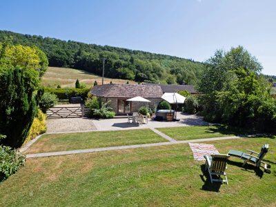 Garden Cottage: Large flat and enclosed private garden