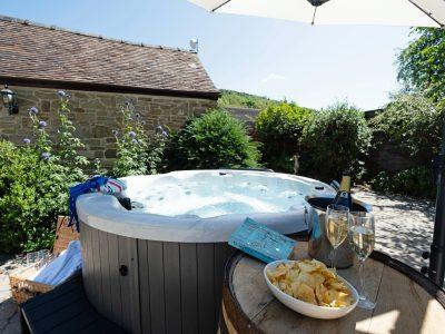 Garden Cottage: Relax in the hot tub with a glass of something bubbly