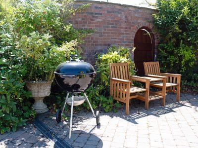 Garden Cottage: Enjoy cooking outside with barbecue, charcoal & lighters provided