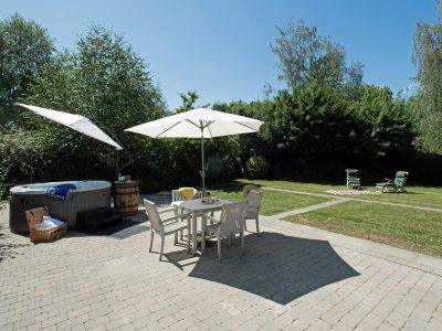 Garden Cottage: Large patio & flat lawned area