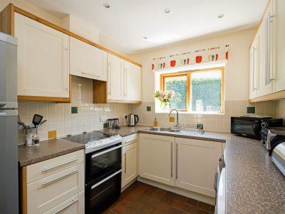 Curlew Cottage: Well-equipped kitchen perfect for self catering