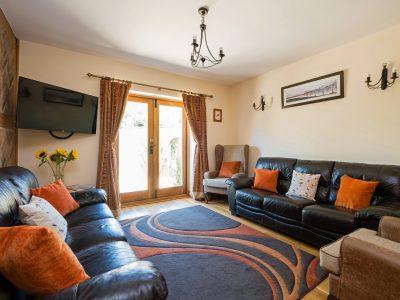 Curlew Cottage: Spacious & comfortable sitting room with Smart TV