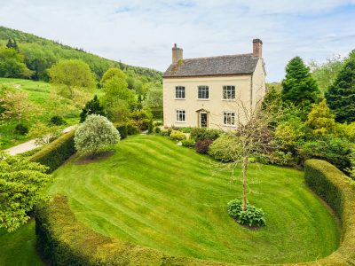 The Manor House: Sleeps 14 in 7 Ensuite Bedrooms