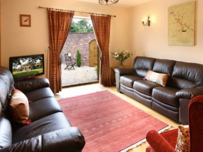 Curlew Cottage: Spacious & comfortable sitting room with Smart TV