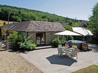 Garden Cottage: Large patio with hot tub & garden furniture