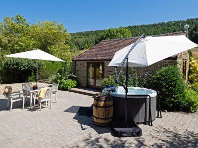 Garden Cottage: Hot tub on the patio