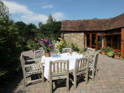 Garden Cottage: Courtyard with garden furniture perfect for dining outdoors