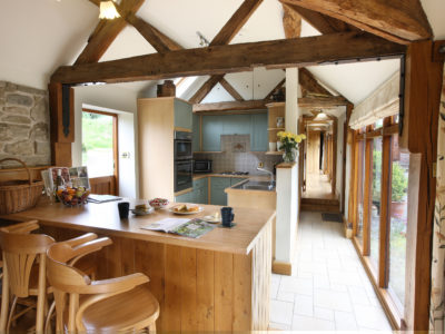 Garden Cottage: Kitchen with breakfast bar