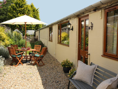 Great Western Lodge: Front entrance from enclosed patio area