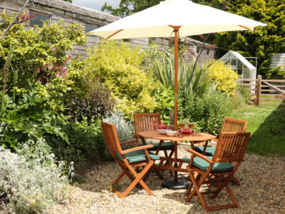 Great Western Lodge: Enclosed patio area with garden furniture & BBQ