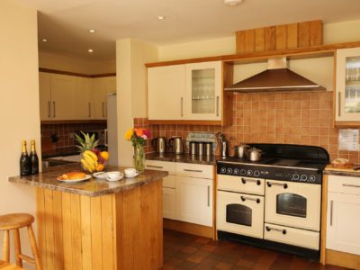 Pendennis: Well equipped kitchen with breakfast bar