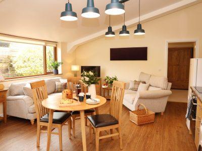 Great Western Lodge: Light & airy open plan sitting, dining & kitchen