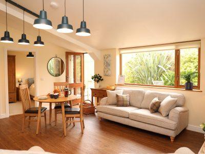 Great Western Lodge: Sitting room with dining area for up to 4