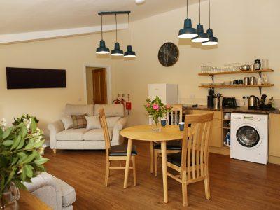 Great Western Lodge: Sitting room with dining area for up to 4