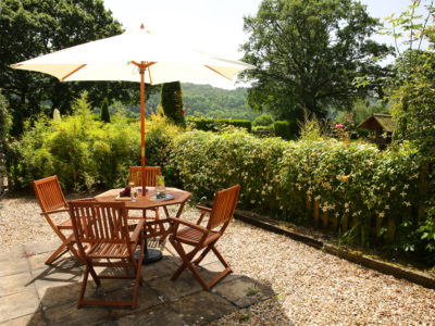 Woodpecker Way: Sunny, enclosed patio area