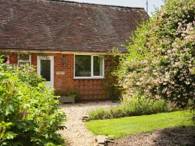 Woodpecker Way: Semi-detached, single-storey holiday apartment