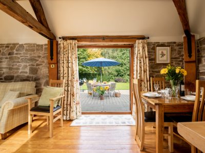 Garden Cottage: Dining area with French doors to patio