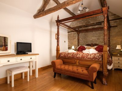 Garden Cottage: Master bedroom with Queen Anne-style four-poster bed