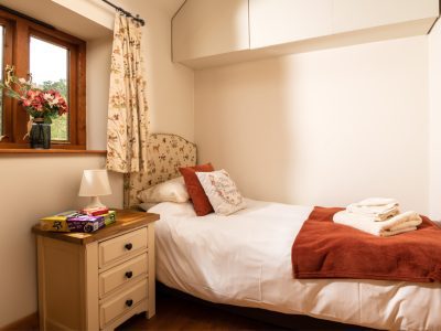 Garden Cottage: Pennington bedroom with full size single bed