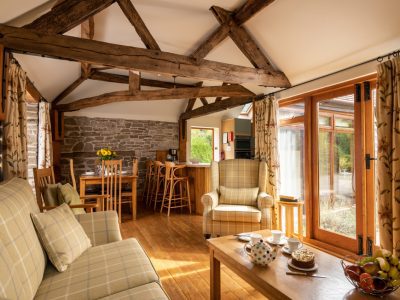 Garden Cottage: Sitting room with dining area beyond