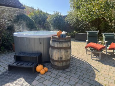 Garden Cottage : Private hot tub for exclusive use