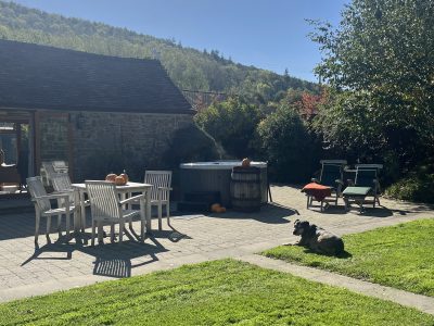 Garden Cottage: Large patio area with private hot tub