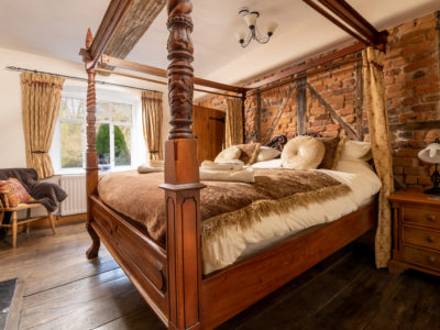 The Manor House: 'Master' ensuite bedroom with 6ft four-poster bed