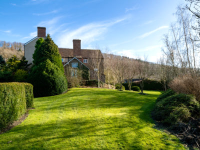 The Manor House: Large, private and enclosed garden