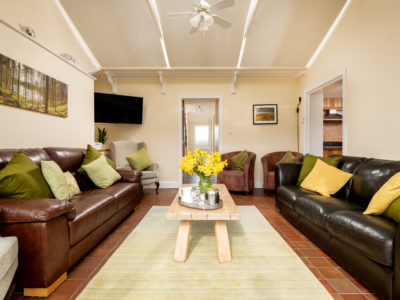 Pendennis: Conservatory sitting room with comfy seating & Smart TV