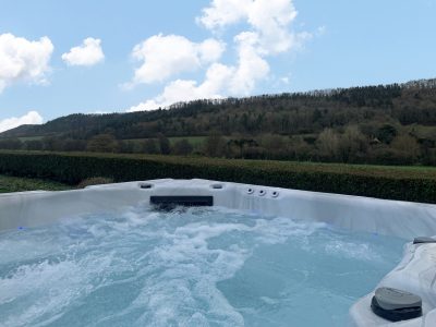 Pendennis: Private hot tub with view of Wenlock Edge