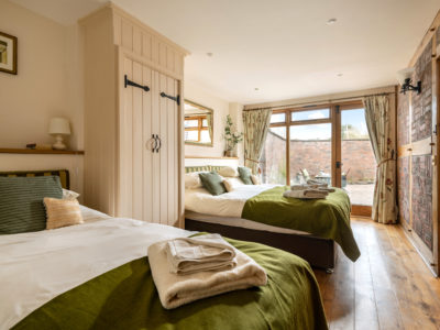 Toad Hall: 'Alice' bedroom (ground floor) with ensuite bathroom (superking & single, or triple)