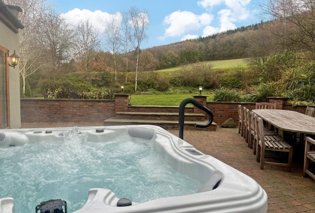 Toad Hall at Eaton Manor with Private hot tub on the patio