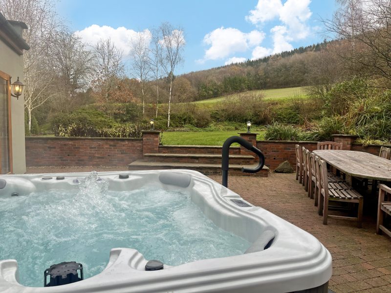 Toad Hall at Eaton Manor with Private hot tub on the patio