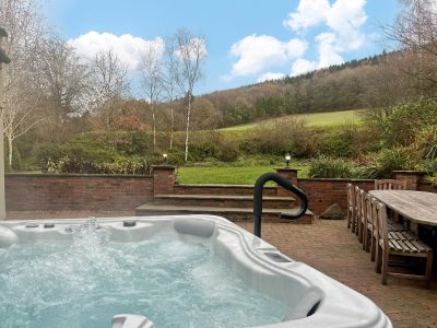 Toad Hall: Private hot tub on the patio
