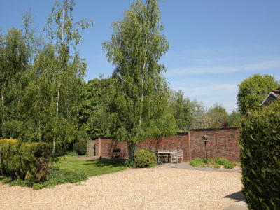 Curlew Cottage: Gravel driveway leading to front entrance