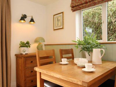 Woodpecker Way: Dining area seating up to 4