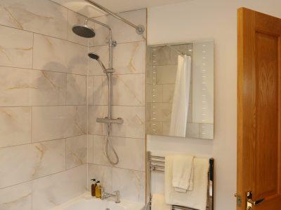 Woodpecker Way: Bathroom (bath with overhead shower)
