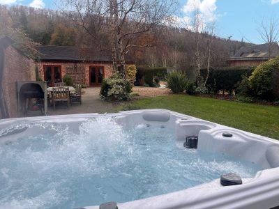Curlew Cottage: Private Hot Tub on the Patio