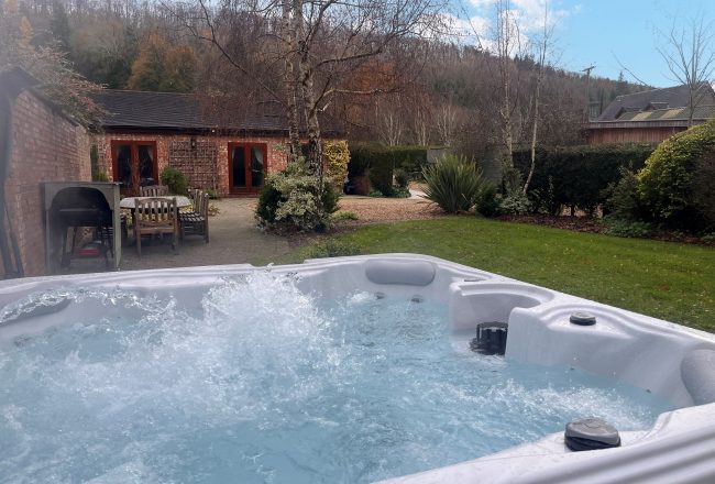 Curlew Cottage at Eaton Manor with Private Hot Tub on the Patio