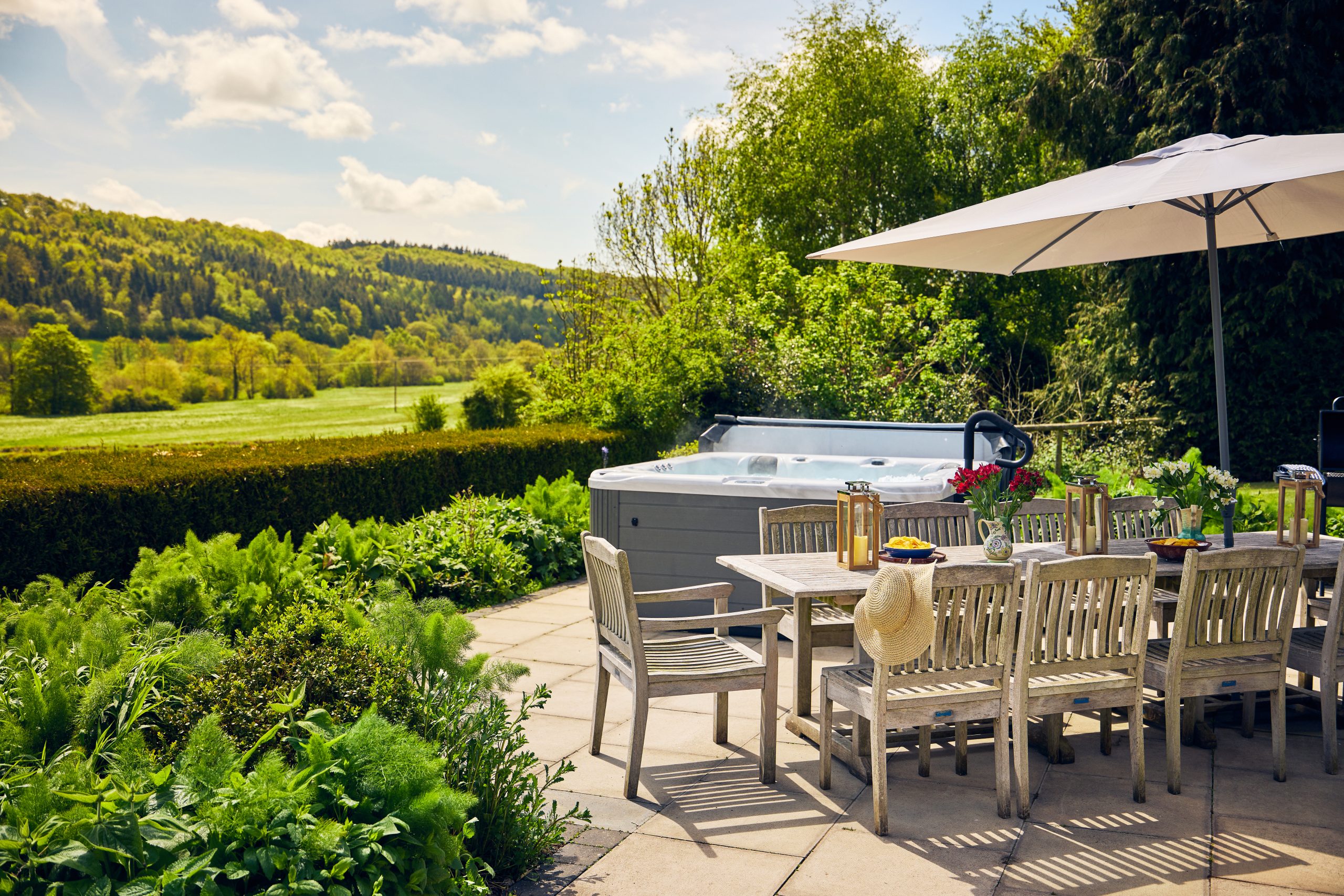 Pendennis: Hot tub on the patio with a stunning view